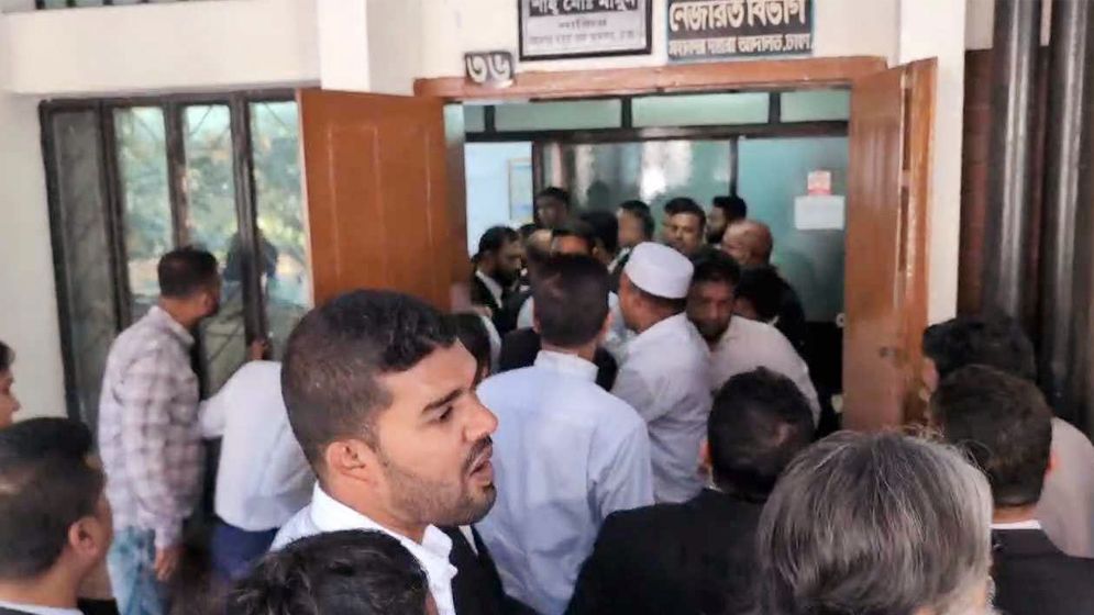 সাবেক খাদ্যমন্ত্রীর সঙ্গে কুশল বিনিময়, আদালতের নাজিরের কার্যালয় ভাঙচুর আইনজীবীদের