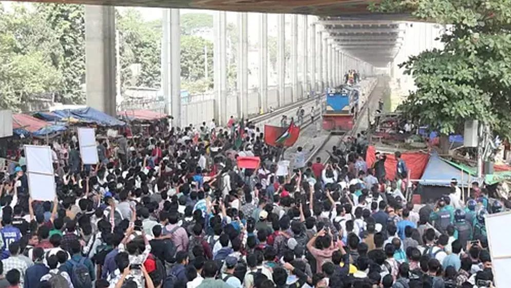 মহাখালীতে সড়ক-রেলপথ অবরোধ, আটকে আছে ২ ট্রেন