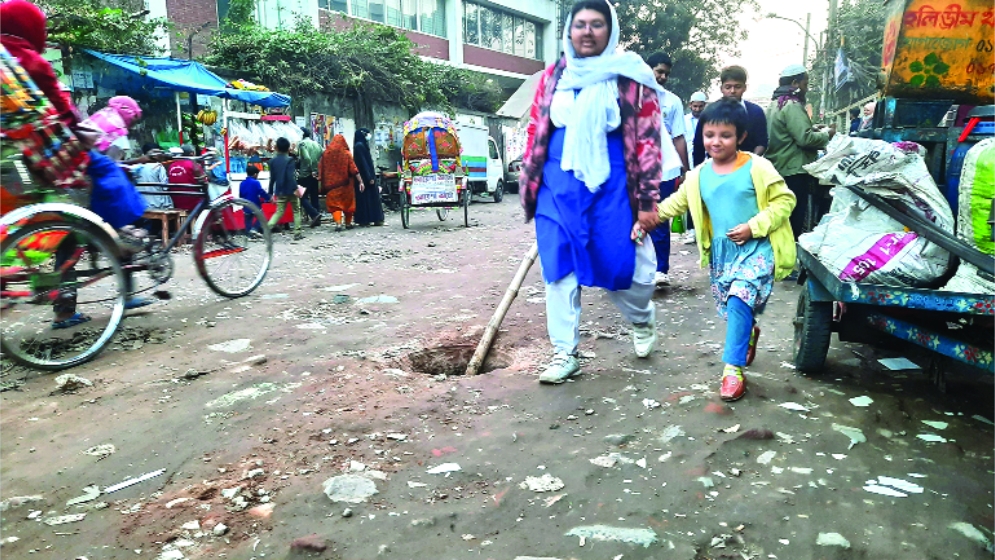 সড়কের খানাখন্দে জনদুর্ভোগ