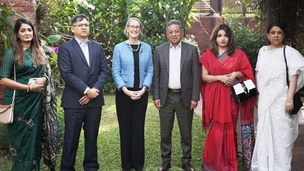 যুক্তরাজ্যের হাইকমিশনারের মধ্যাহ্নভোজে বিএনপির প্রতিনিধি দল