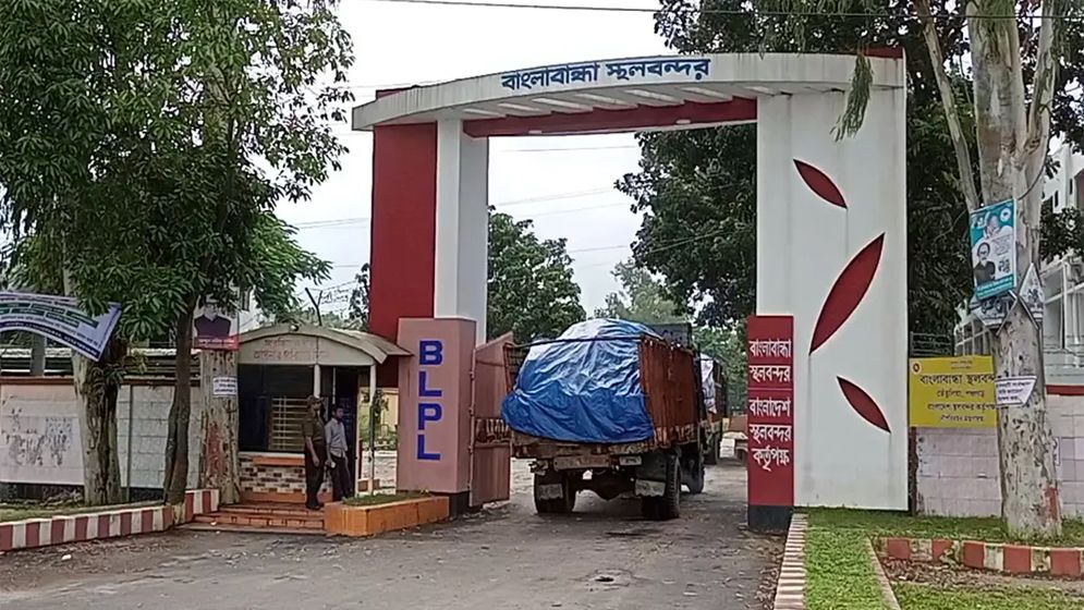 এবার বাংলাবান্ধা স্থলবন্দর দিয়ে আমদানি হচ্ছে পেঁয়াজ