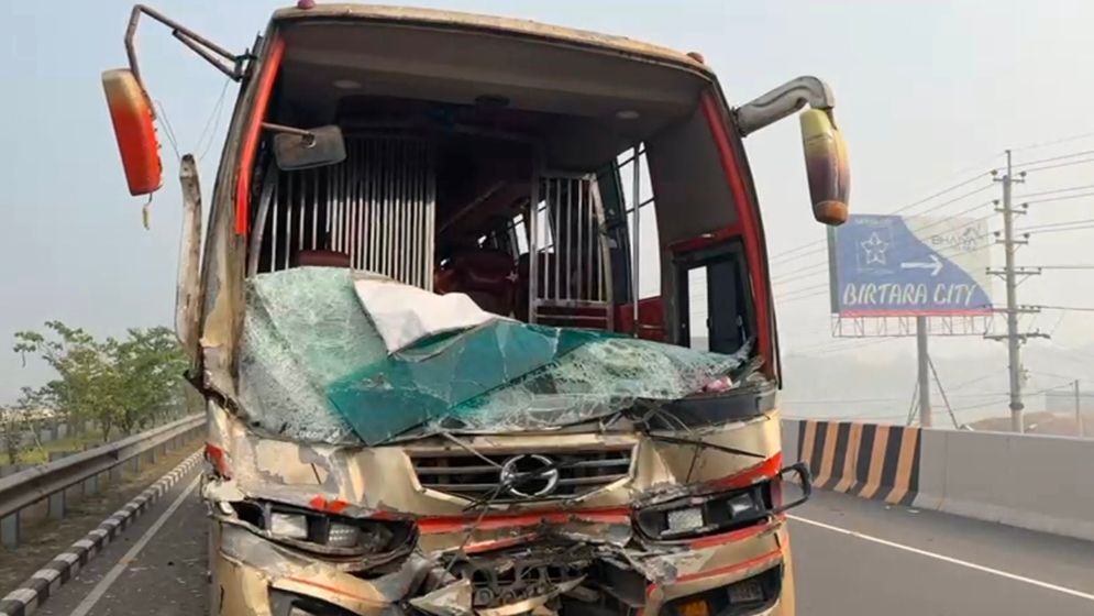 এক্সপ্রেসওয়েতে দেড় ঘণ্টায় চার সড়ক দুর্ঘটনা, নিহত ১