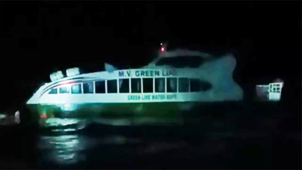 সেন্টমার্টিন থেকে ফেরার পথে আটকা ৭১ পর্যটক