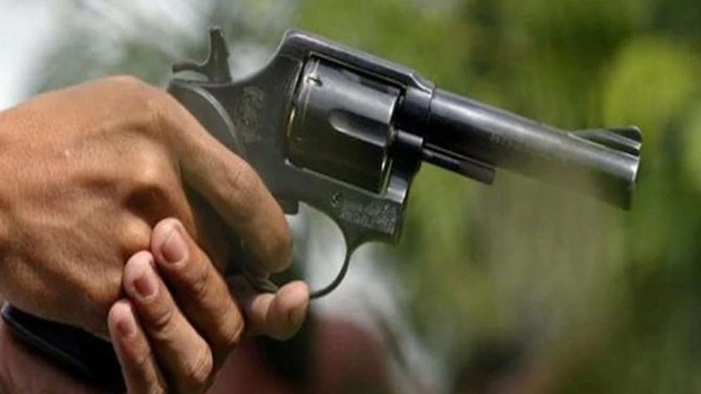 পুলিশকে গুলি করে পালালো আসামি