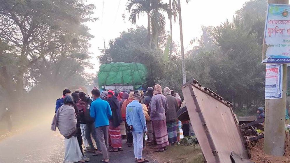 দাঁড়িয়ে থাকা করিমনে ট্রাকের ধাক্কায় প্রাণ গেলো ৩ শ্রমিকের