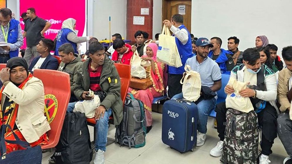 লেবানন থেকে ফিরলেন আরো ১০৫ বাংলাদেশি