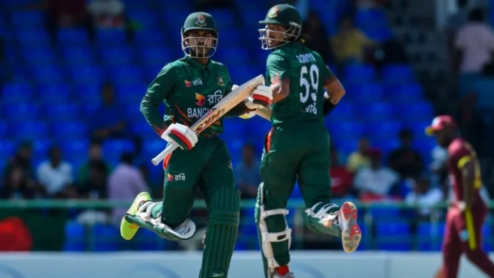 ব্যাটিং বিপর্যয়ের পর বৃষ্টির হানা