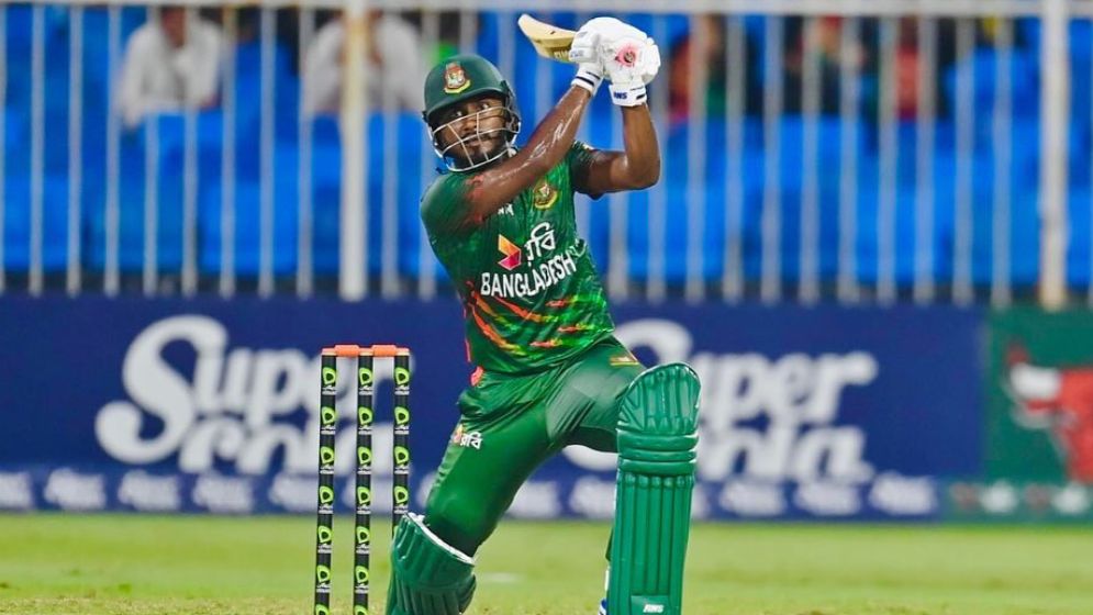 ছক্কা মারতে গিয়ে আউট জাকের