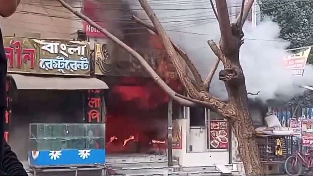উত্তরায় রেস্টুরেন্টে আগুন, নিয়ন্ত্রণে ৯ ইউনিট