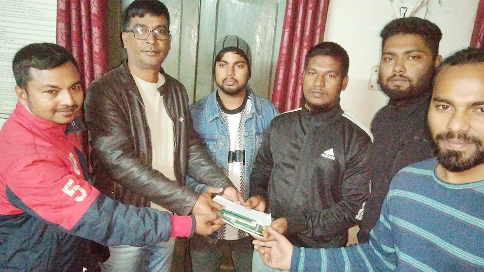 ওমরাহ ভিসা থাকায় পাসপোর্ট ফিরিয়ে দিল ছিনতাইকারী, অতপর...