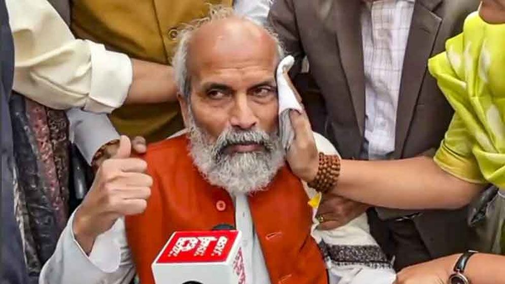 ভারতের পার্লামেন্টে এমপিদের মধ্যে হাতাহাতি, আইসিইউতে ২