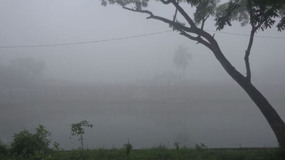 ঘন কুয়াশায় জনজীবন বিপর্যস্ত, দুপুরেও সূর্যের দেখা নেই
