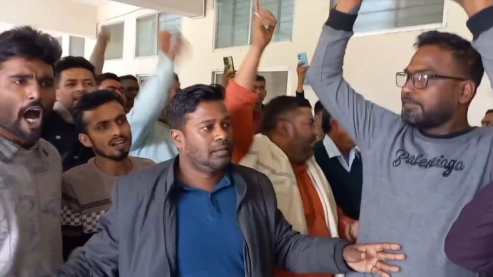 ১৬৭ আওয়ামী লীগের নেতাকর্মীর আত্মসমর্পণ, স্লোগানে উত্তাল আদালত চত্বর