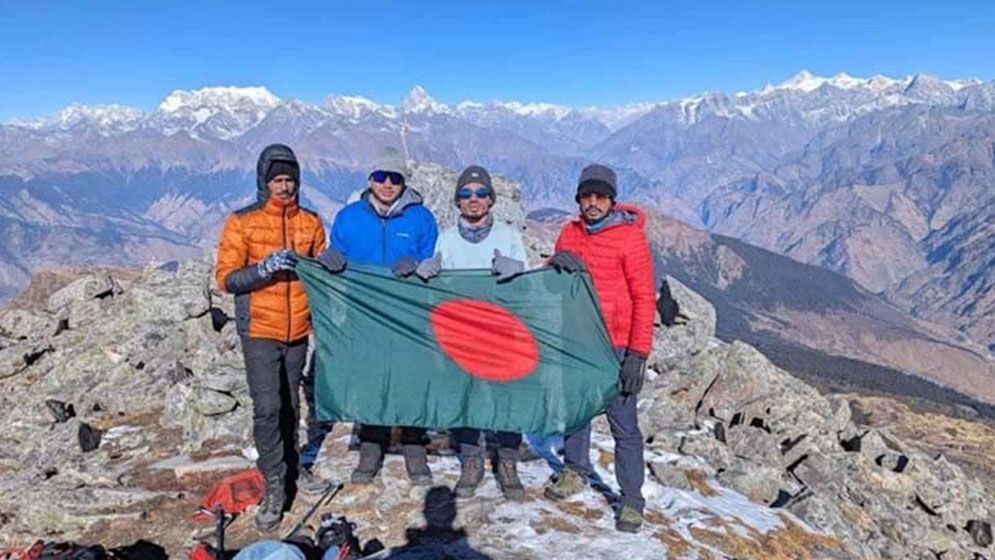ভারতের পাহাড়ে বাংলাদেশের পতাকা উড়ালেন ৪ যুবক