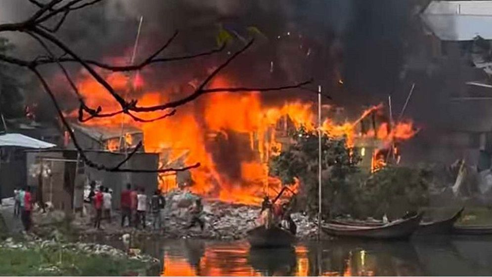 কড়াইল বস্তিতে আগুন, নিয়ন্ত্রণে ৭ ইউনিট