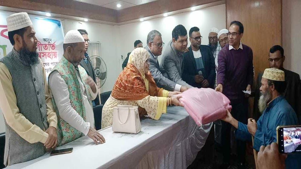 সোনারগাঁওয়ে শীর্তাতদের মধ্যে কম্বল বিতরণ
