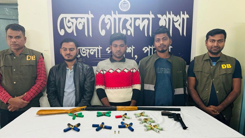 পাবনায় ছাত্রলীগ নেতাসহ আটক ৩, আগ্নেয়াস্ত্র জব্দ