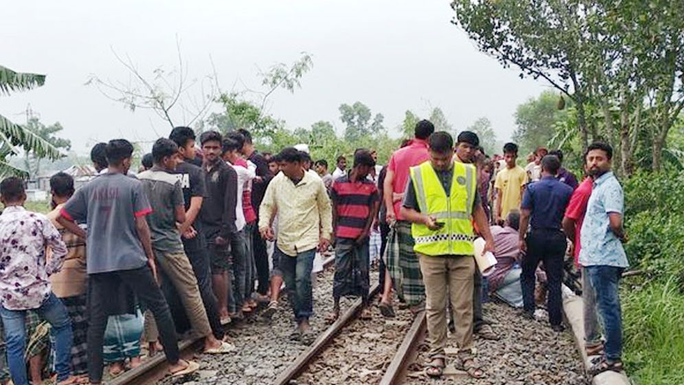 সন্তানকে নিয়ে ট্রেনের নিচে ঝাঁপ দিলেন মা