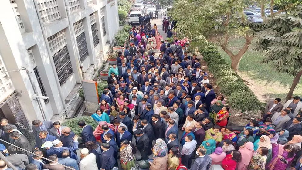 জনপ্রশাসন মন্ত্রণালয়ের সামনে প্রশাসন ক্যাডারদের অবস্থান