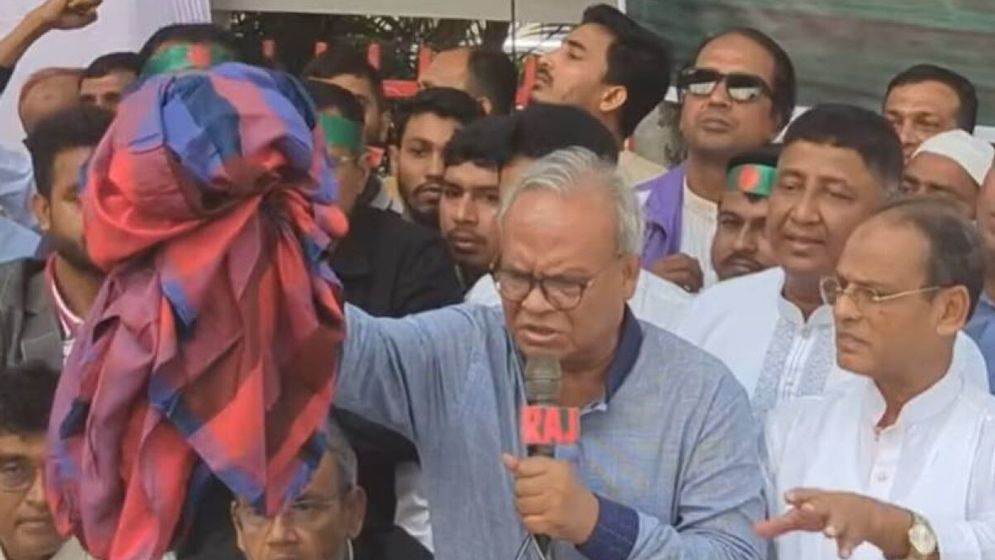 আগরতলায় হাইকমিশনে হামলা, ভারতীয় শাড়ি পোড়ালেন ক্ষুব্ধ রিজভী