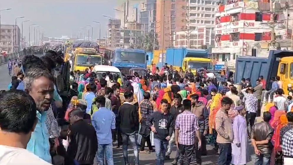 কারখানা খুলে দেয়ার দাবিতে ঢাকা-টাঙ্গাইল মহাসড়ক অবরোধ