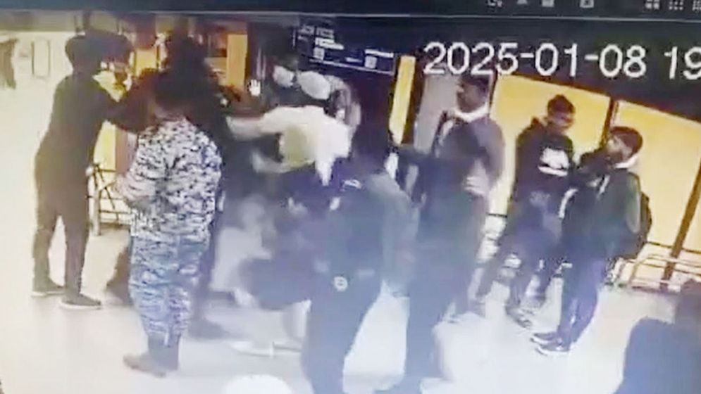 প্রবাসীকে মারধর: শাহজালাল বিমানবন্দর থেকে সরানো হলো দুই নিরাপত্তাকর্মীকে