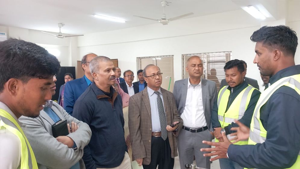 সিংগাইরে কারিগরি প্রশিক্ষণ কেন্দ্র পরিদর্শনে আইন উপদেষ্টা