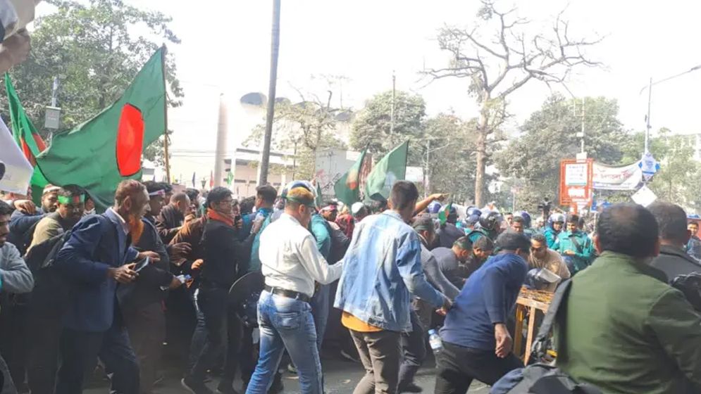পুলিশ ব্যারিকেড ভেঙে শাহবাগে বিক্ষোভকারীরা