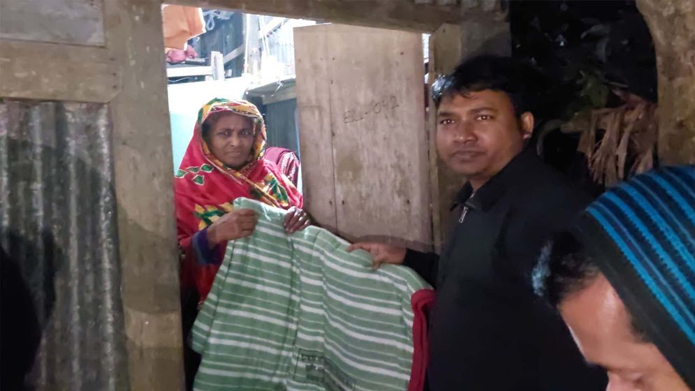 শীতার্তদের কম্বল দিয়ে প্রশংসায় ভাসছেন ইউএনও