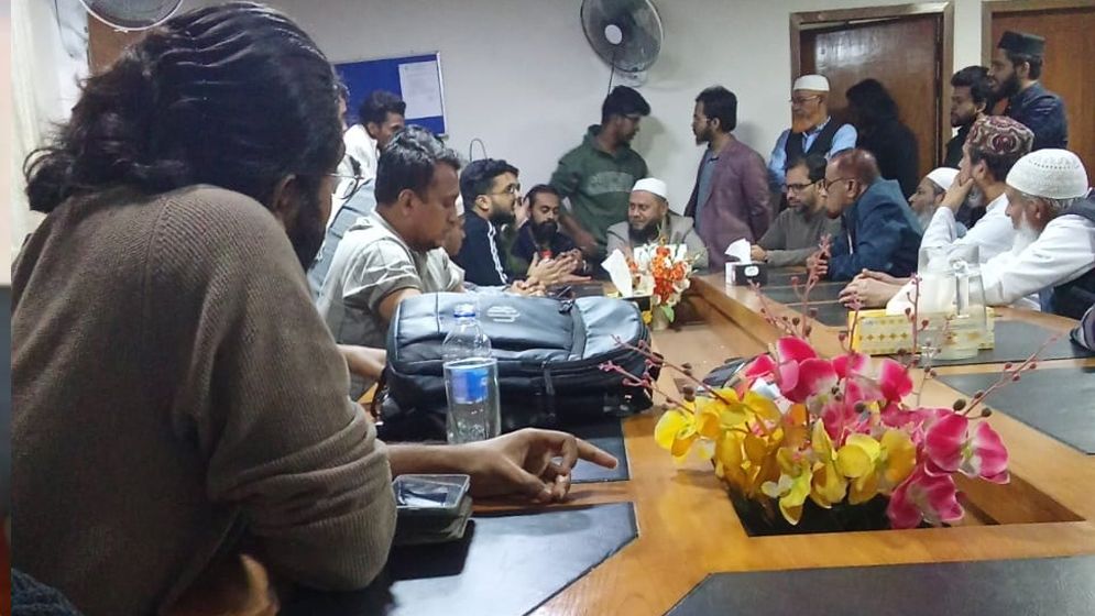 উত্তরায় সেক্টর কল্যাণ সমিতি অফিস দখলমুক্ত করল বৈষম্যবিরোধী ছাত্ররা