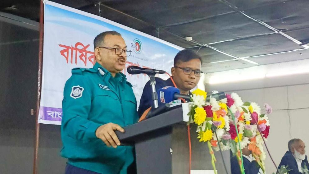 মোবাইল ও ব্যাগ নিজ দায়িত্বে নিরাপদে রাখুন : ডিএমপি কমিশনার
