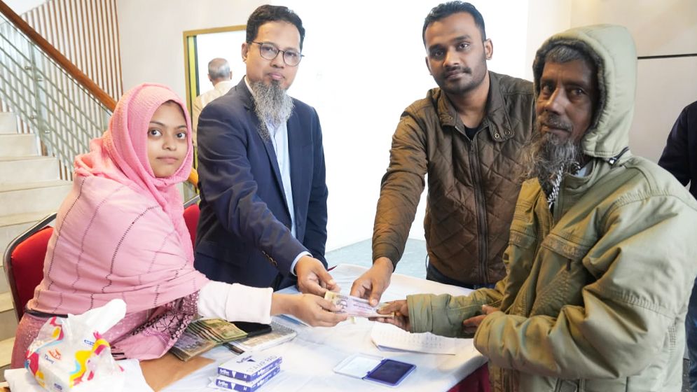 কড়াইল বস্তিতে অগ্নিকাণ্ড: ক্ষতিগ্রস্ত পরিবারকে ডিএনসিসির আর্থিক সহায়তা