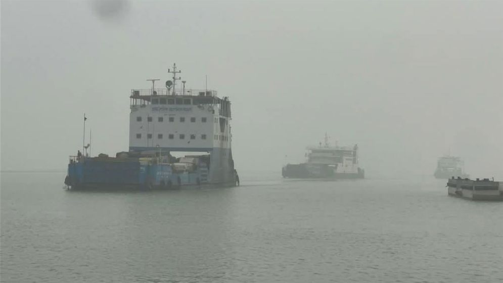 ঘন কুয়াশায় আরিচা-কাজিরহাট ফেরি চলাচল বন্ধ