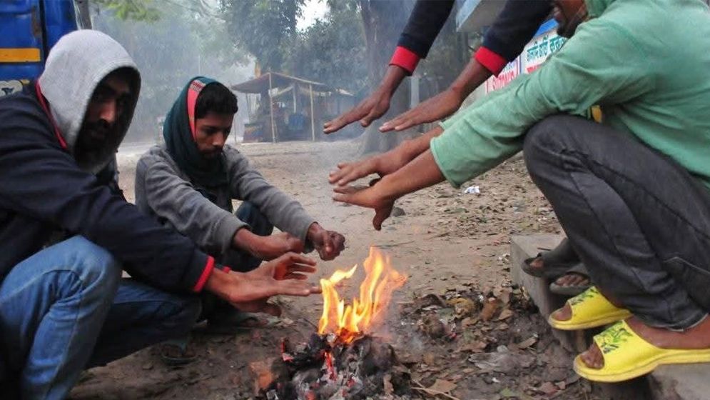 সূর্যের দেখা নেই, শীতে কাঁপছে লালমনিরহাটের মানুষ