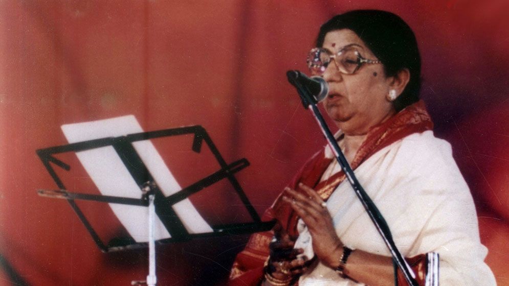 ৮-১০ ঘণ্টা দাঁড়িয়ে যে গানটি রেকর্ডিং করেছিলেন লতা মঙ্গেশকর!
