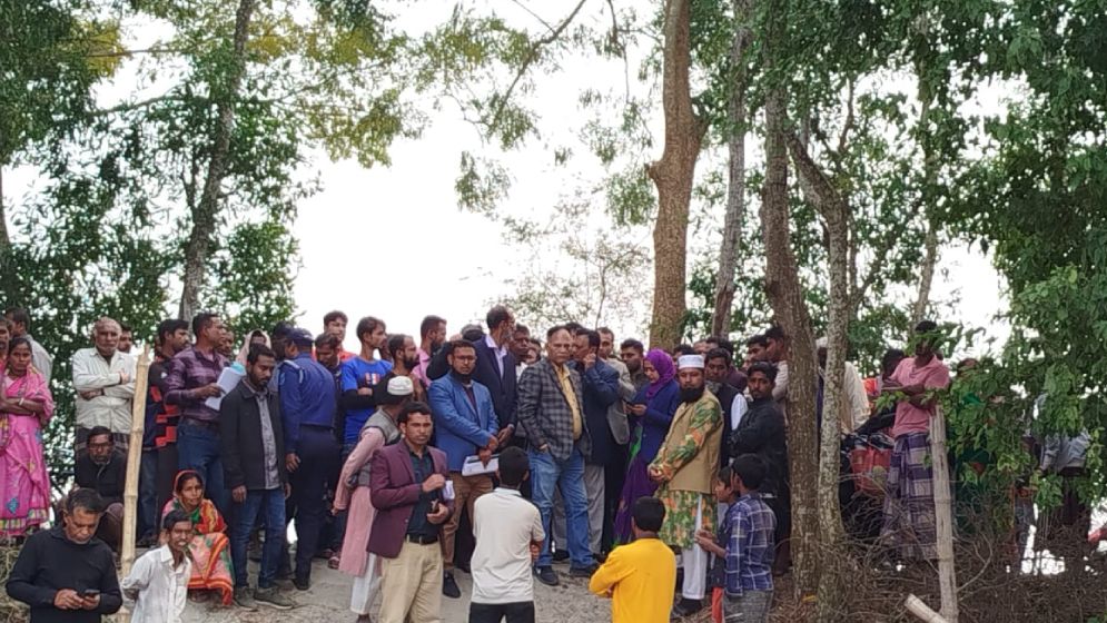 অবৈধ বাঁধ অপসারণ করে খাল দখলমুক্ত করলো প্রশাসন