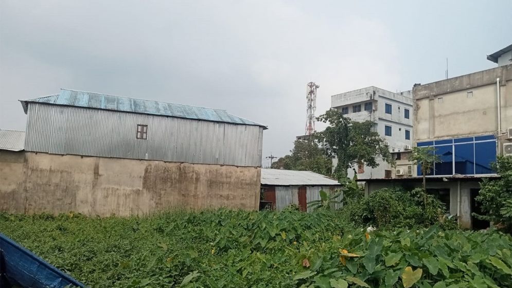 নোয়াখালী শহরজুড়ে সরকারি জায়গায় অবৈধ স্থাপনা