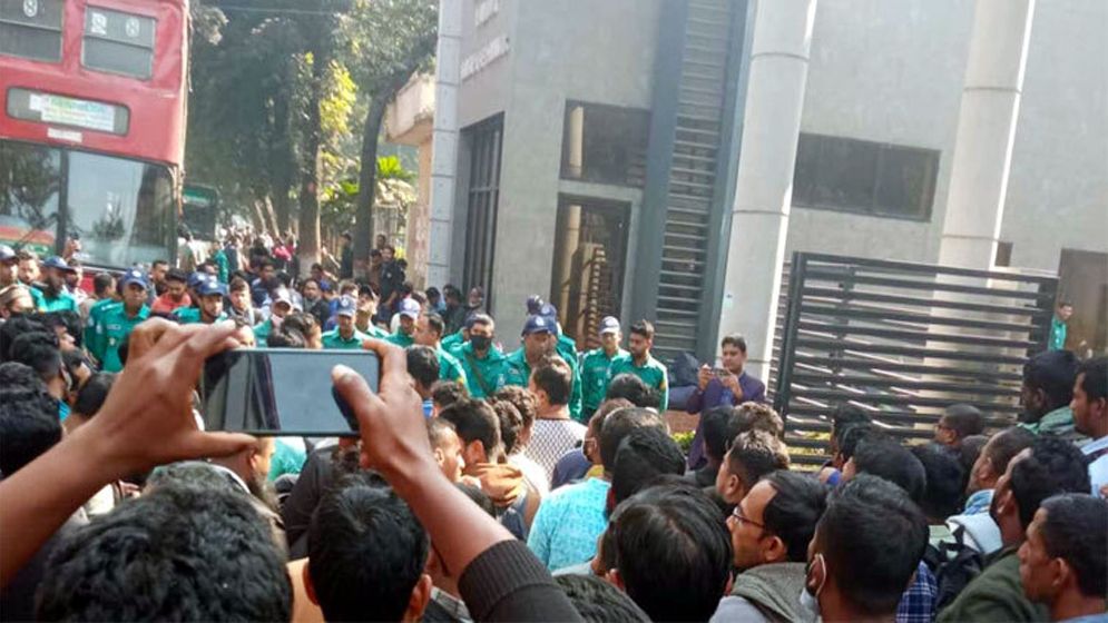 বকেয়া বেতনের দাবিতে রেল ভবনের সামনে গেটকিপারদের অবস্থান
