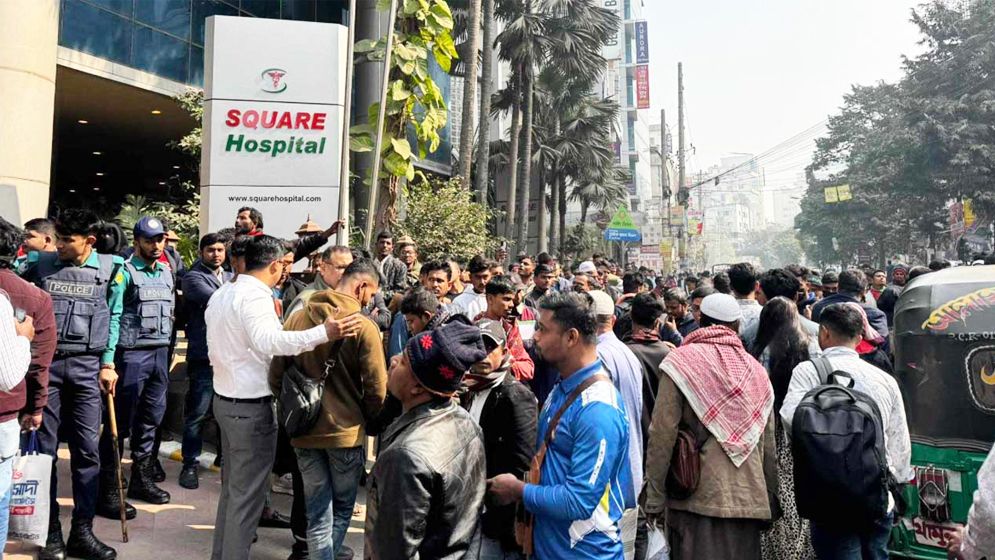 টিকা না পেয়ে সড়ক অবরোধ করেছেন প্রবাসীরা