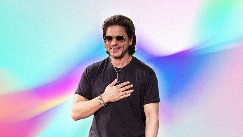 ভক্তের স্পর্শ করার ইচ্ছে শুনে যে প্রতিক্রিয়া হলো শাহরুখের