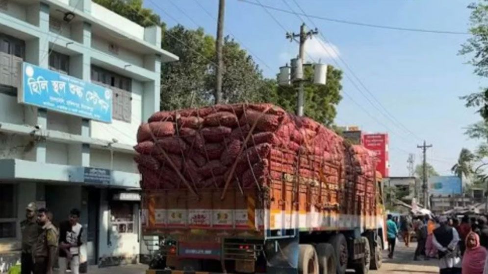 পেঁয়াজের রপ্তানি মূল্য ১০০ ডলার কমালো ভারত, কবে থেকে কার্যকর?