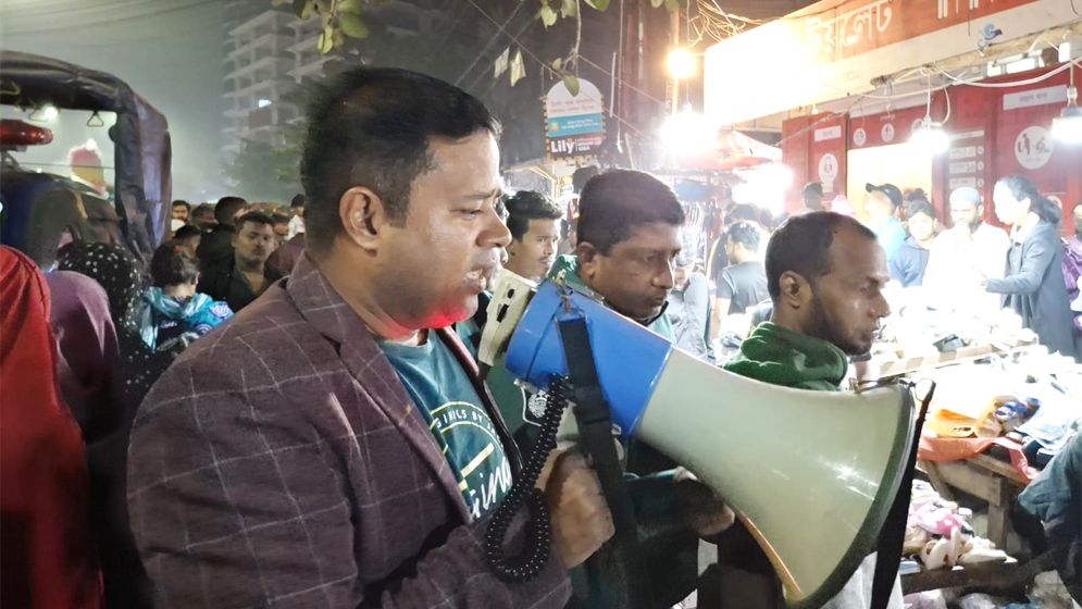 ফুটপাত ও রাস্তায় চলাচলে সাধারণ মানুষের স্বস্তি ফেরাতে কাজ করছে পুলিশ