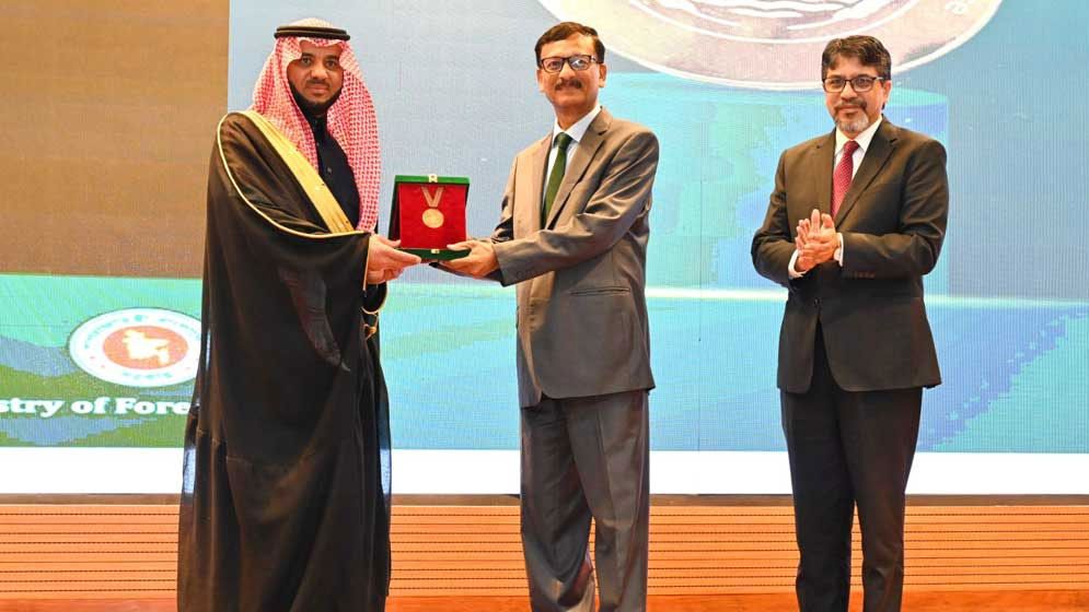 ‘বাংলাদেশ মেডেল ফর ডিপ্লোম্যাটিক এক্সিলেন্স’ পেলেন সৌদি রাষ্ট্রদূত