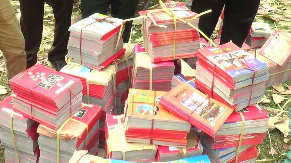 বই বিতরণ লেজেগোবরে, শিক্ষাপঞ্জি শুরু পাঠে বিঘ্ন