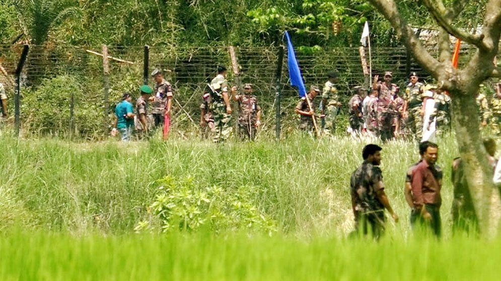 বিএসএফকে কাঁটাতারের বেড়া দিতে বাধা বিজিবির, সীমান্তে উত্তেজনা