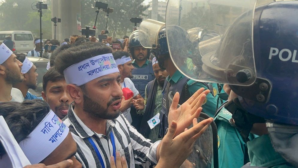 কারওয়ান বাজারে আন্দোলনকারীদের সঙ্গে পুলিশের হাতাহাতি