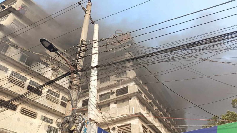 হাজারীবাগের আগুন আড়াই ঘণ্টা পর নিয়ন্ত্রণে