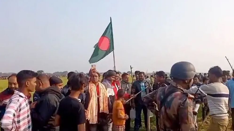 চাঁপাইনবাবগঞ্জ সীমান্তে কীভাবে জড়ো হলো হাজারো মানুষ?