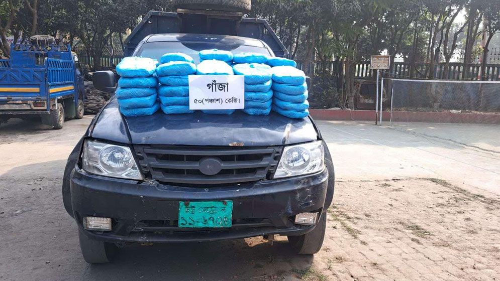 পুলিশ দেখে পালালো ৩ মাদক কারবারি, উদ্ধার ৪ লাখ টাকার গাঁজা