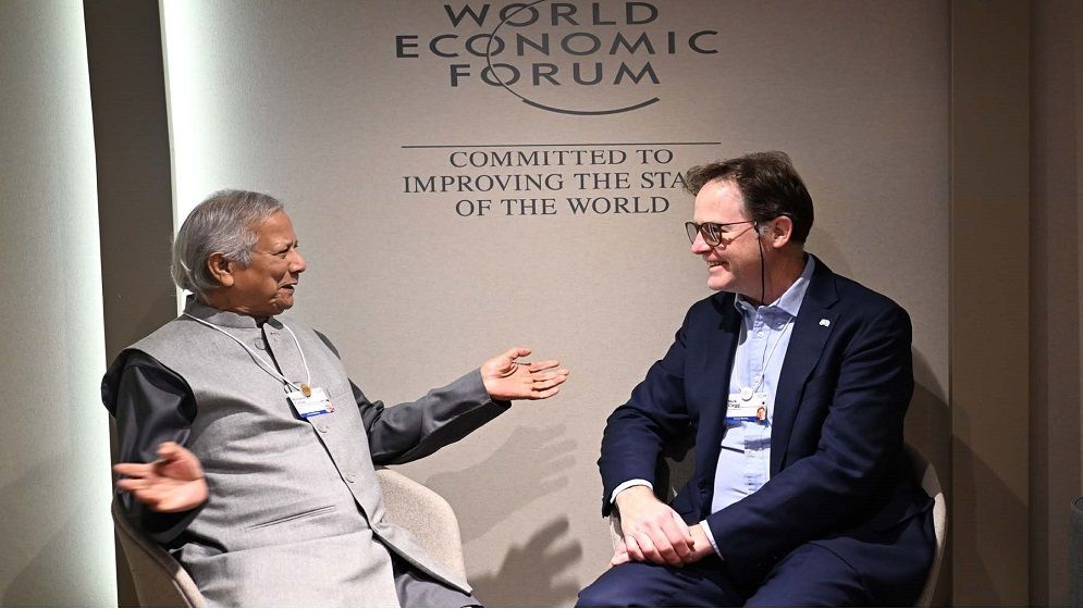 ফেসবুকে ভুয়া তথ্য ছড়ানোর বিরুদ্ধে লড়াই জোরদার করতে বললেন প্রধান উপদেষ্টা